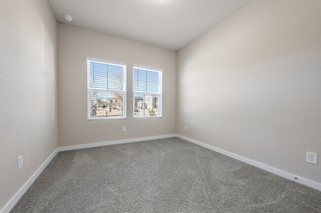 Building Photo - 38746 Yellowstone Dr