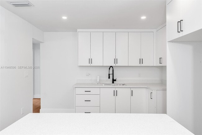 Building Photo - 1046 Jann Ave