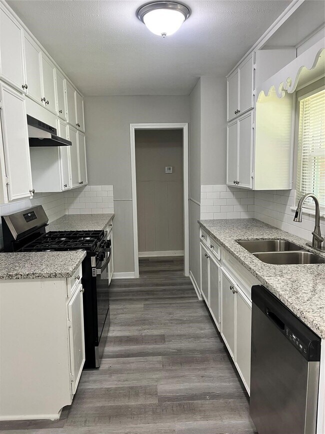 Building Photo - 1001 Mac Dr