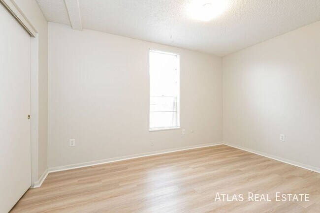 Building Photo - 331 N Columbine St