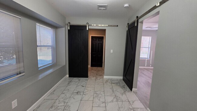 Building Photo - 1536 SW 38th St