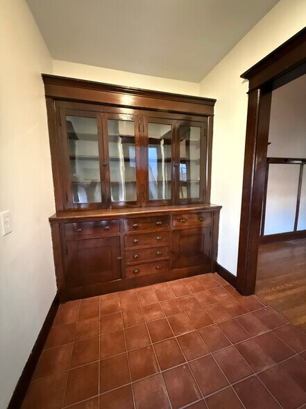 Building Photo - 963 Woodruff Pl W Dr