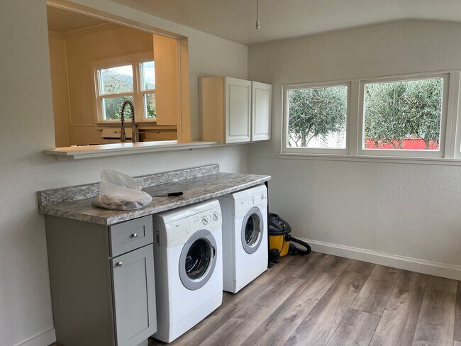 Building Photo - Wonderful, charming, home with large front porch in Kenwood