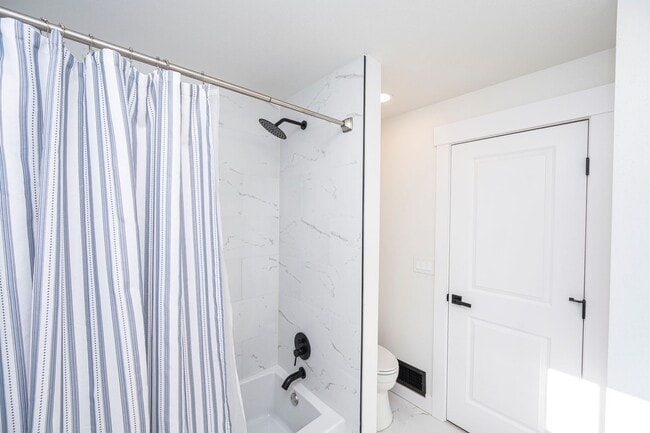 Building Photo - Lakewood Rambler 3 bedroom + Bonus