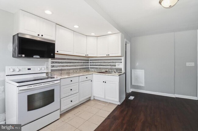 Building Photo - 4 Coville Dr