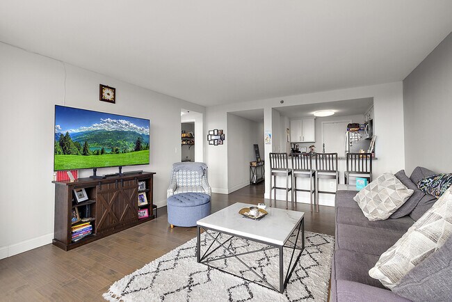 Building Photo - 250 E Harbortown Dr