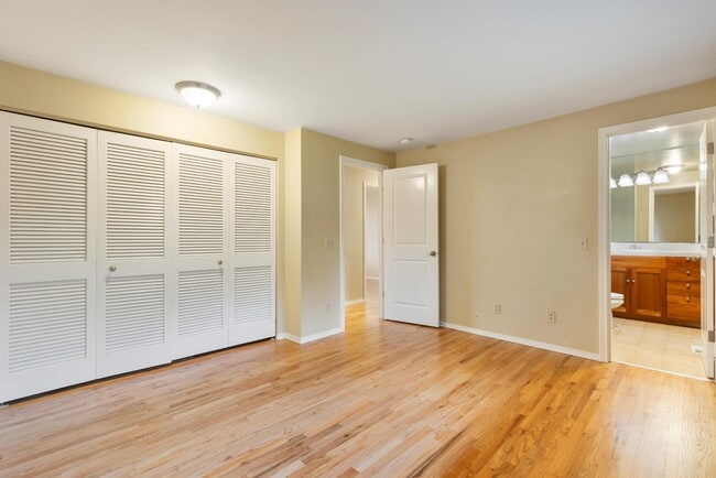 Building Photo - Spacious 5-Bed Home on XL Private Lot!