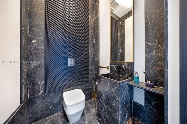 Building Photo - 200 W Rivo Alto Dr