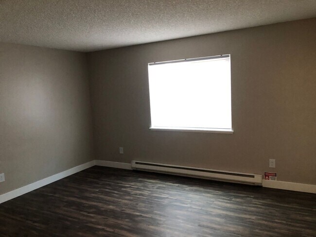 Building Photo - Remodeled 2 Bed 1 Bath Unit Near Children’s Hospital!