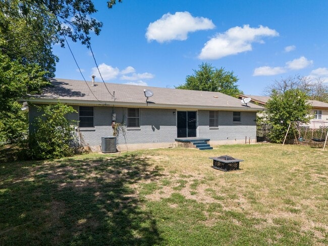 Building Photo - $500 off first months rent