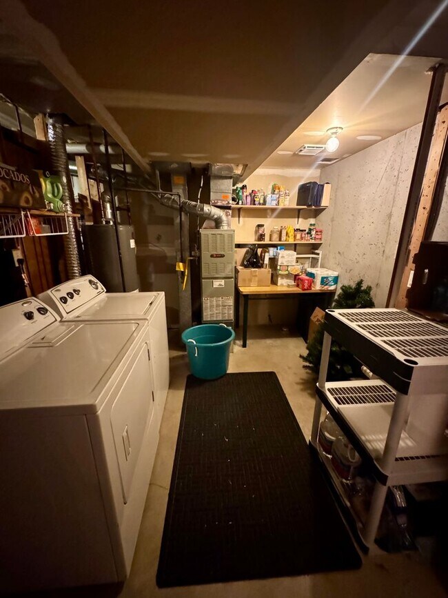 Building Photo - Cozy Townhome on North side with 1 car garage