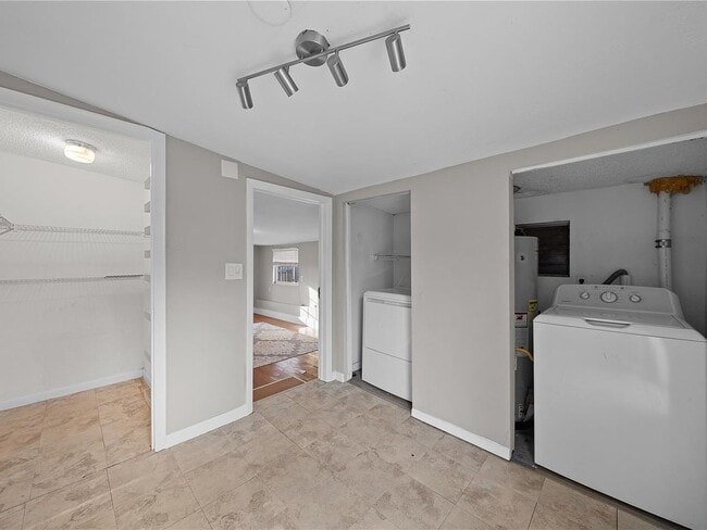 Building Photo - "Charming 3-Bed Oasis in Tampa with 2 Full Baths & 1650 Sq Ft of Comfort!"