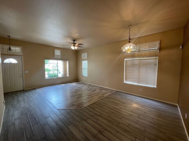 Building Photo - CHARMING 3BD/2BA HOME NEAR ELKHORN
