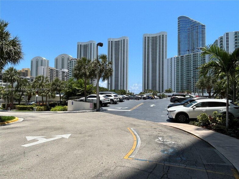 Building Photo - 300 Bayview Dr