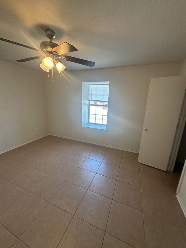 Building Photo - AVAILABLE NOW !