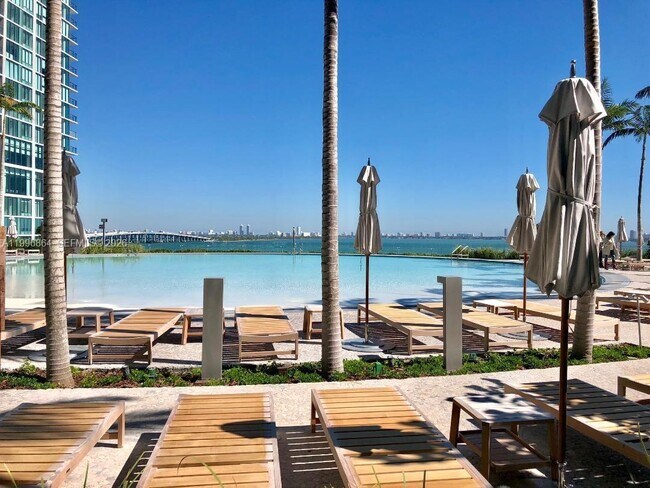 Building Photo - 480 NE 31st St