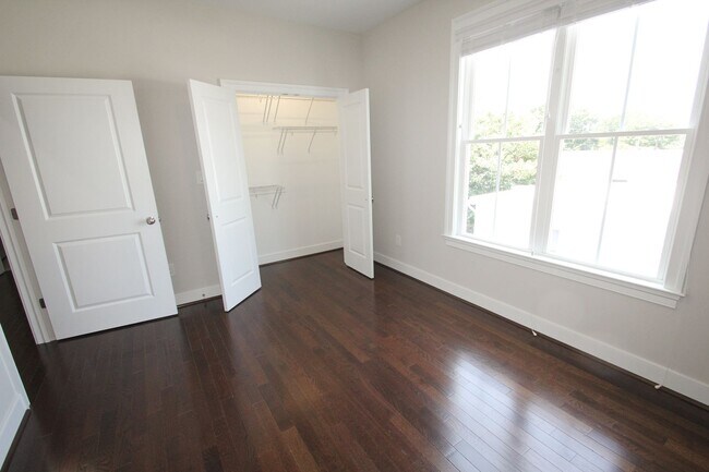 Building Photo - 1507 W Cary St