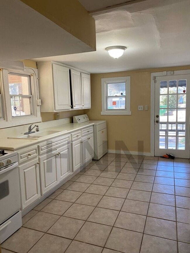 Building Photo - Spacious 2 Bedroom Terrace Level Apartment