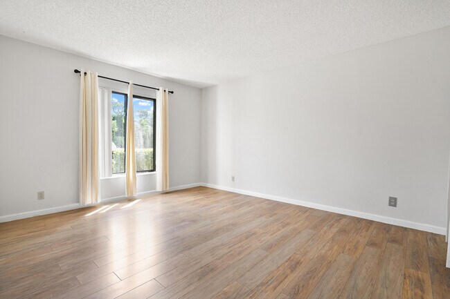 Building Photo - 1605 SW Silver Pine Way
