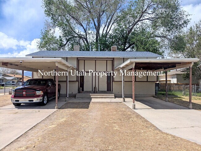 Building Photo - 2 Bed 2 Bath Side by Side