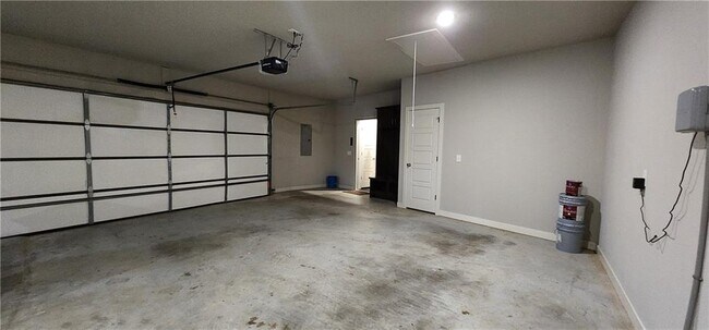 Building Photo - 3200 SW Hazelnut Ave