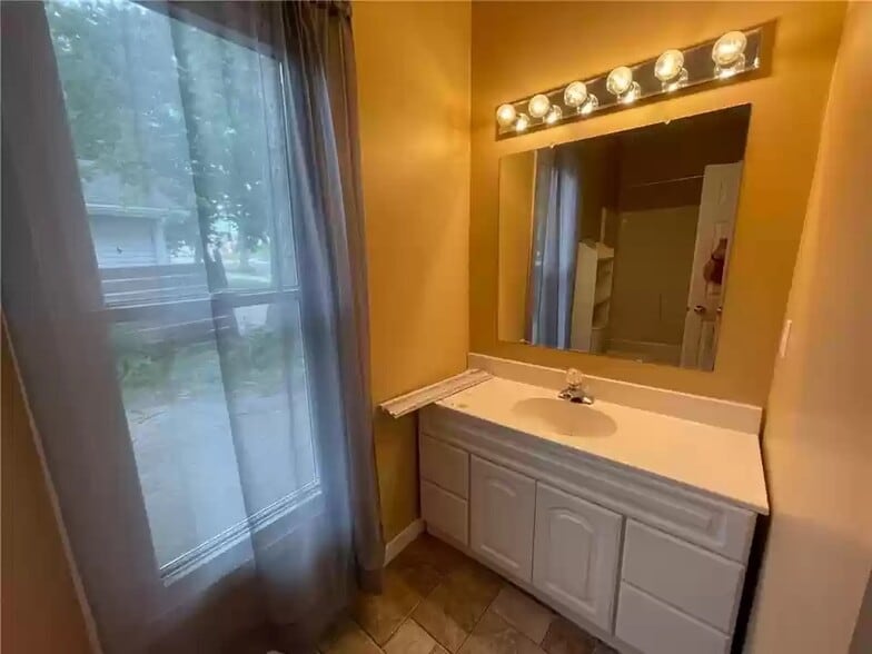 Main Floor Bath - 125 10th Ave SE