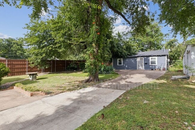 Building Photo - 715 S Barnett Ave