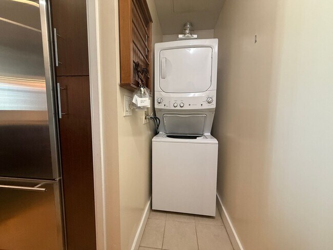 Building Photo - Upscale 2 Bed 2 Bath with Floor-to-Ceiling...