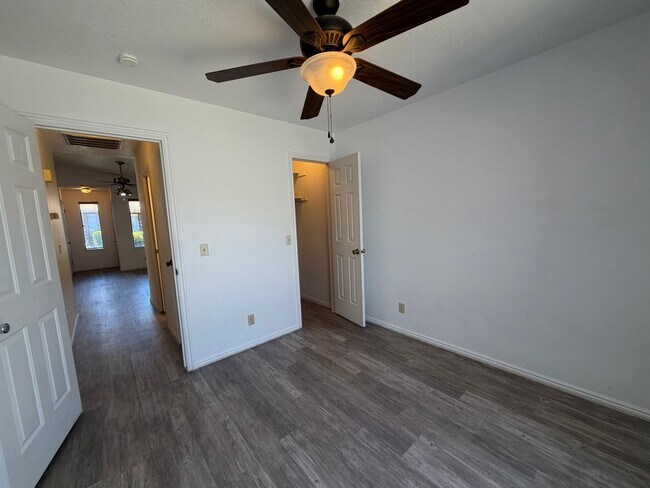 Building Photo - DARLING TOWNHOME FOR RENT!