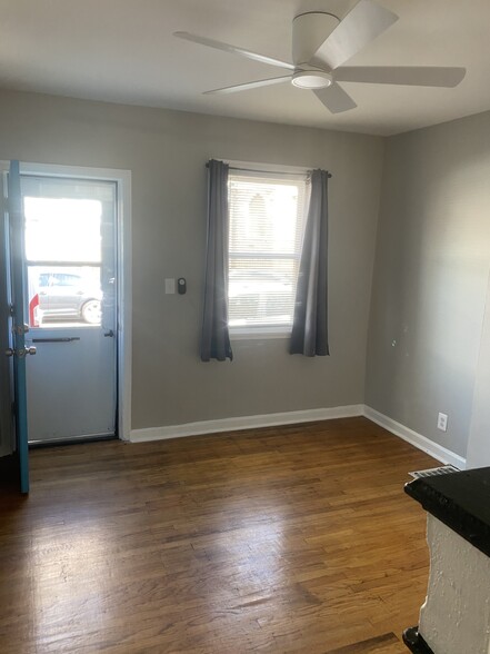 Living room - 3241 Edgemont St