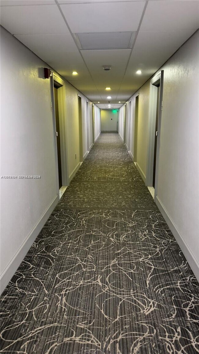 Building Photo - 300 Bayview Dr