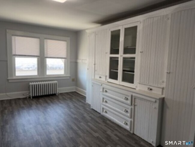 Building Photo - 252 Main St