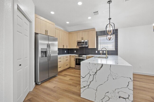 Building Photo - 2303 Thomas St