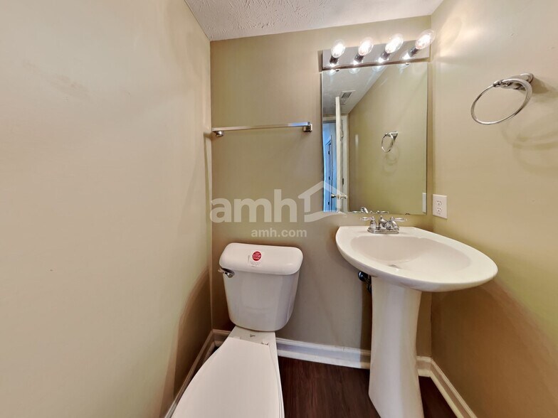 Building Photo - 1349 Oak Lake Ln