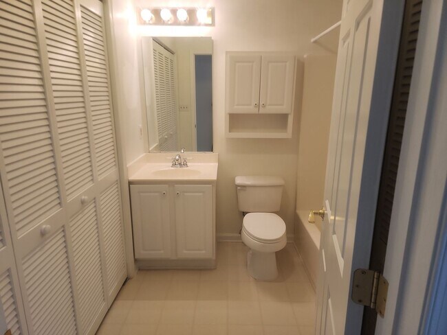 Building Photo - 4100 Sedgewood Dr