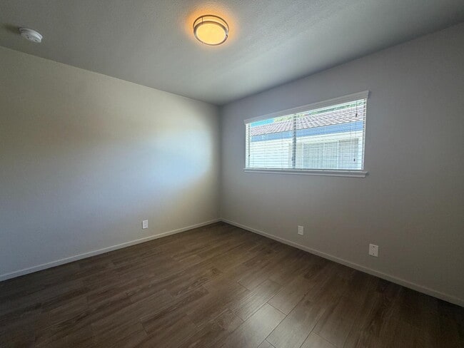 Building Photo - 1538 E Austin Way