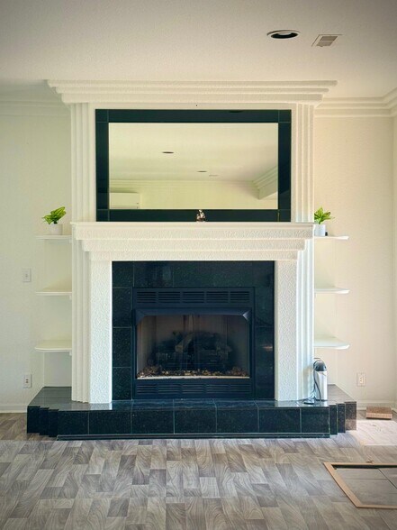 Building Photo - 5912 NE Turquoise Dr