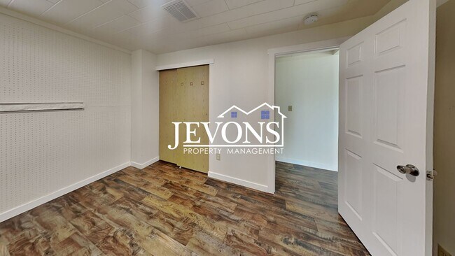 Building Photo - $1,000 Rent Credit if move-in occurs befor...