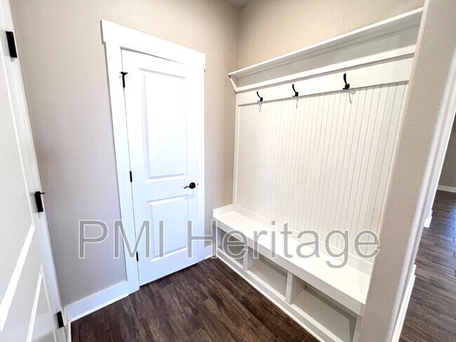 Building Photo - 557 Rossi St