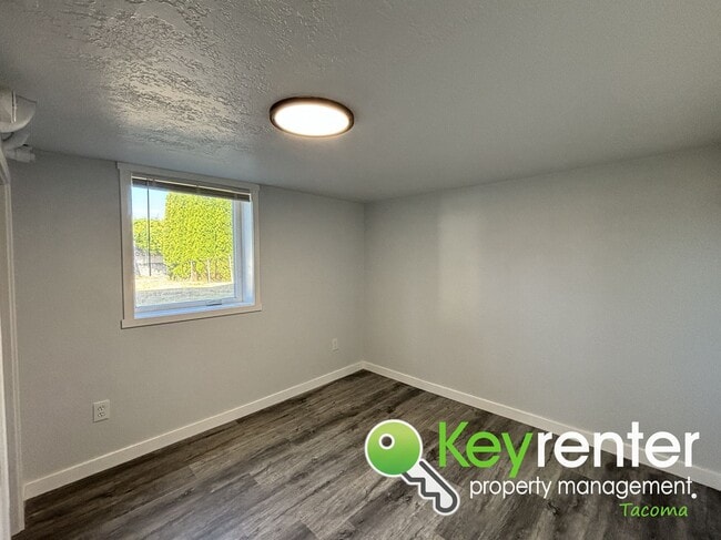 Building Photo - Cozy & Private 2Bed/1Bath Apartment with S...