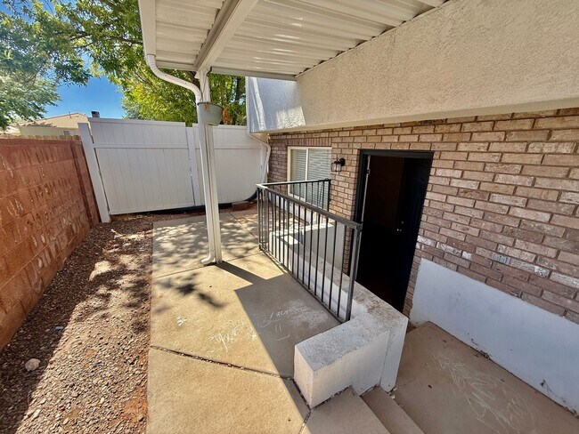 Building Photo - Cute 3-BR Townhome Near Costco