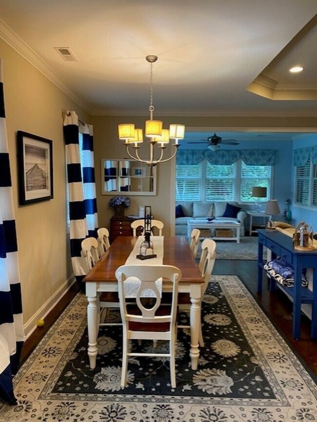 Building Photo - Amazing Furnished Town Home in Brunswick F...