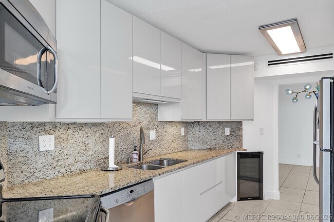 Building Photo - 1340 S Ocean Blvd