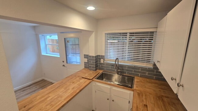 Building Photo - 1 Bedroom Walking Distance to Downtown and Ives Park