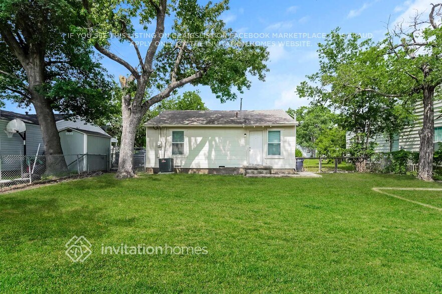 Building Photo - 5101 Royal Dr