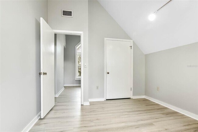 Building Photo - 754 N Westmoreland Dr
