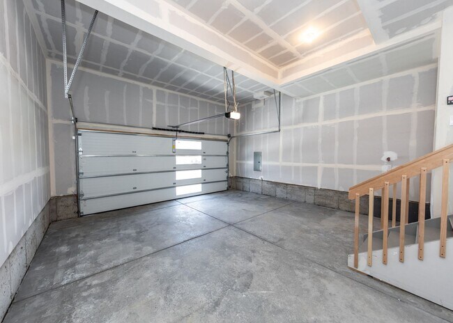 Building Photo - 3 Bedroom Contemporary Townhome off of Austin Bluffs