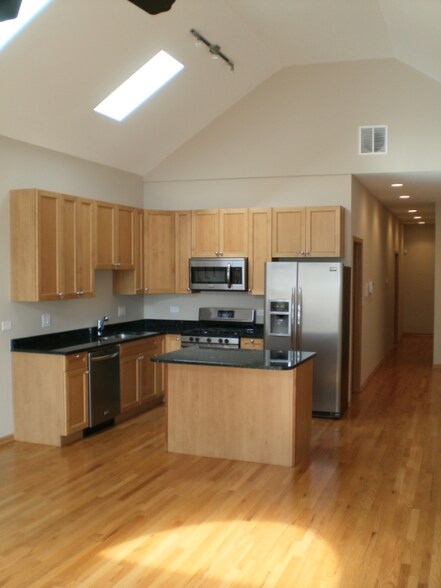 Building Photo - 1538 E 65th Pl