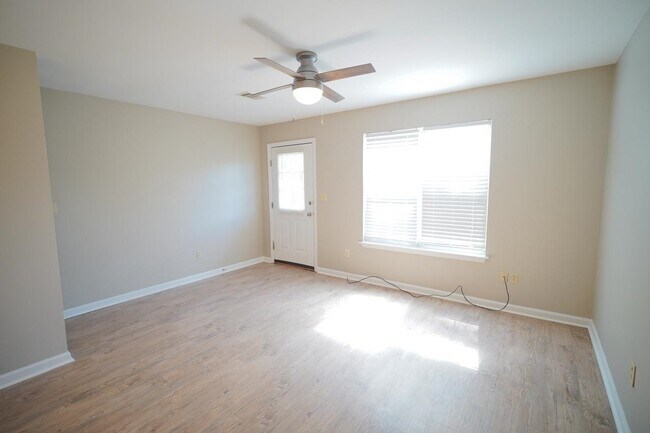 Building Photo - 2414 Manzanita Ct