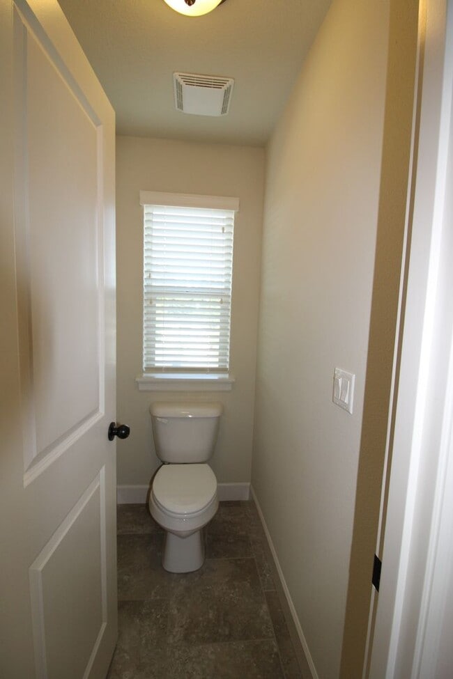 Building Photo - WELL MAINTAINED, BEAUTIFUL 5 BR HOME IN THE CAMAS HILLS!